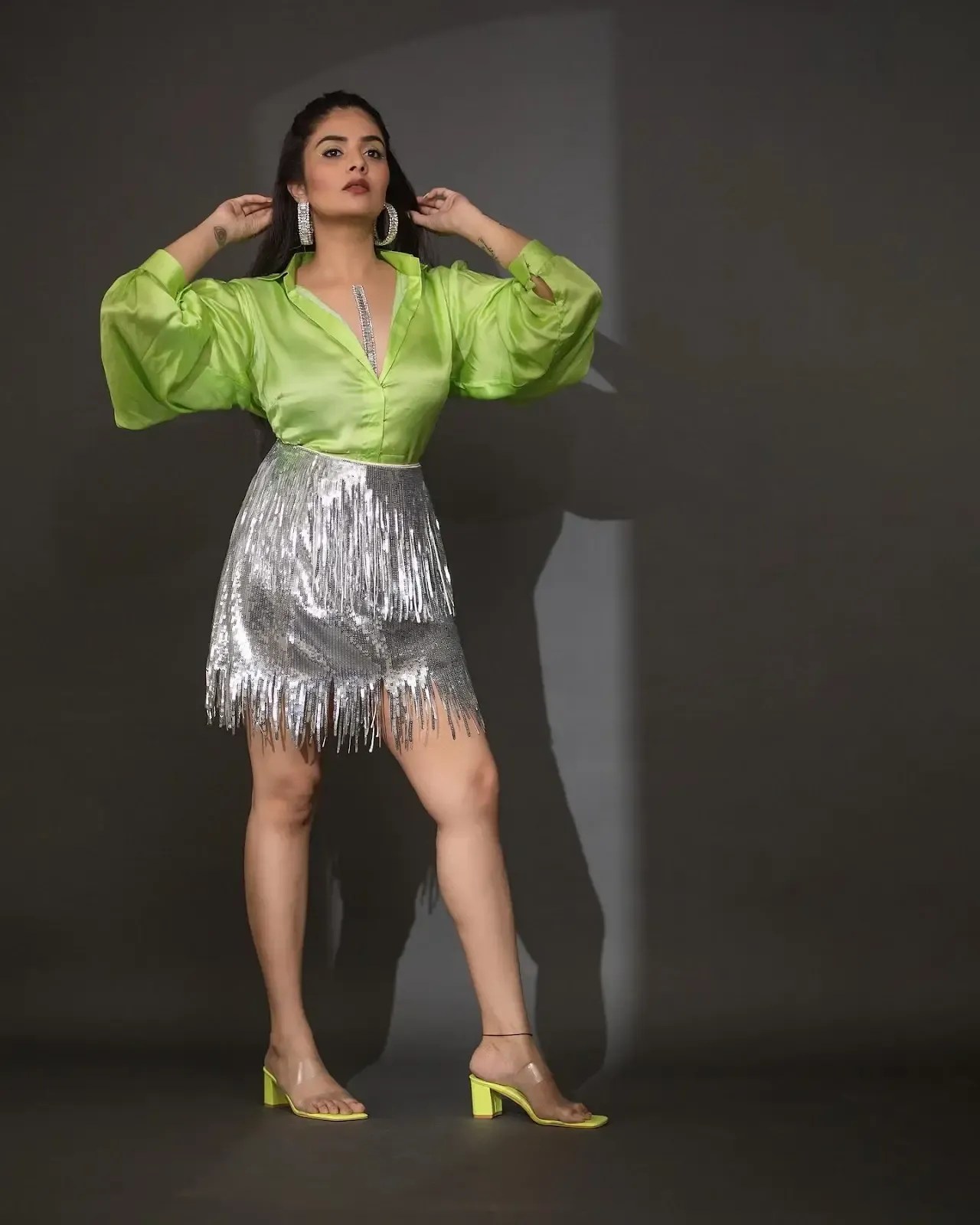 TV ACTRESS SREEMUKHI LONG LEGS SHOW IN MINI GREEN FROCK 3